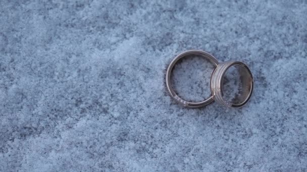 Zilveren bruiloft op de Snowrings macro close-up schieten diamon sieraden — Stockvideo
