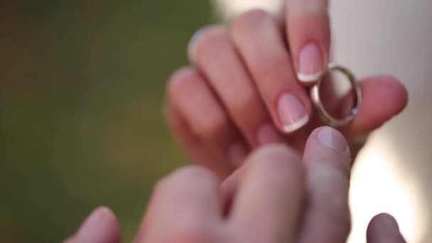 Trouwringen macro close-up de ring te zetten van uw vinger witgoud diamon sieraden — Stockvideo