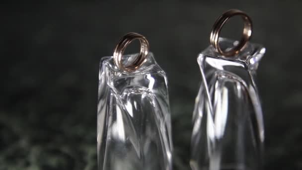 Anelli da sposa macro primo piano gioielli in oro con diamanti — Video Stock