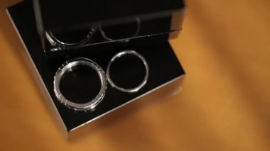 Diamon Kuyumculuk Gümüş Alyans kutusu makro closeup içinde ateş