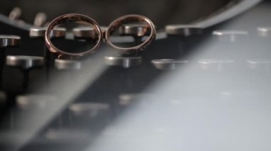 Diamon mücevher altın yüzük daktilo makro düğün portre üzerinde ateş