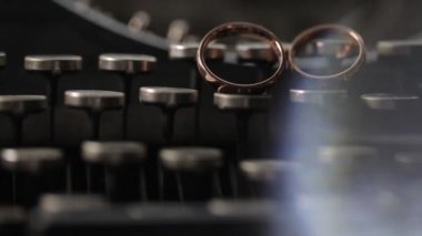 Diamon mücevher altın yüzük daktilo makro düğün portre üzerinde ateş
