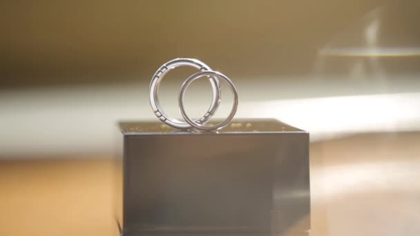 Серебряные обручальные кольца в коробке макро крупным планом стрелять алмазные украшения — стоковое видео
