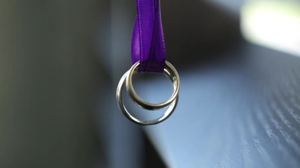 Gold Wedding Rings On the purple ribbon macro closeup shoot diamon Jewellery — Stock Video