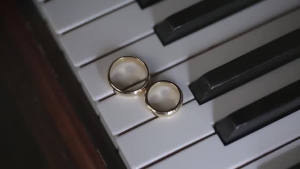 Piano vigselringar makro närbild skjuta diamon smycken — Stockvideo