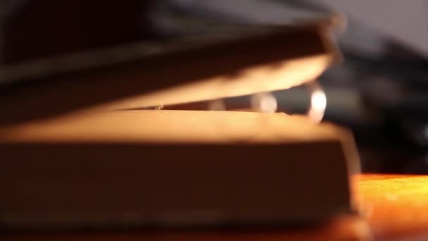 Kitap ve altın alyans makro closeup diamon mücevher ateş — Stok video
