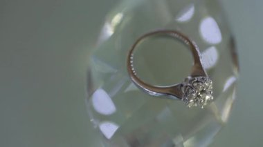 Altın alyans kristalleri makro portre üzerinde ateş diamon Kuyumculuk