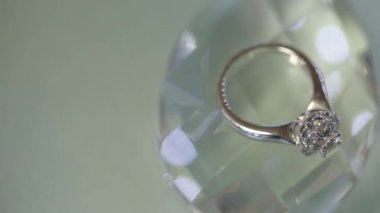 Altın alyans kristalleri makro portre üzerinde ateş diamon Kuyumculuk