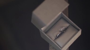 Diamon Kuyumculuk Gümüş Alyans beyaz kutu makro closeup içinde ateş