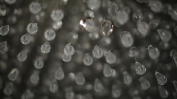 Χρυσά γαμήλια δαχτυλίδια έξω από εστίαση κρύσταλλα μακροεντολή closeup πυροβολούν diamon Καταστήματα Κοσμημάτων-Κοσμήματα — Αρχείο Βίντεο