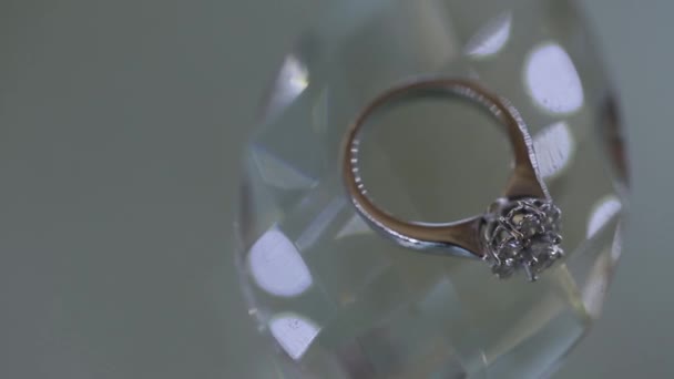 Anel de casamento de ouro sobre os cristais macro closeup atirar jóias de diamantes — Vídeo de Stock