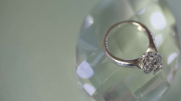 金色婚礼戒指上的水晶宏观特写拍摄 diamon 首饰 — 图库视频影像