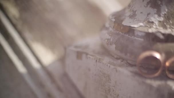 Anéis de casamento de ouro fora de foco na casa de madeira branca vintage macro closeup atirar jóias de diamantes — Vídeo de Stock