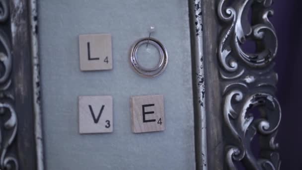 Anelli da sposa in argento sul muro con amore macro primo piano sparare diamanti gioielli — Video Stock