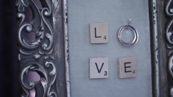 Zilveren bruiloft ringen op de muur met liefde macro close-up schieten diamon sieraden — Stockvideo