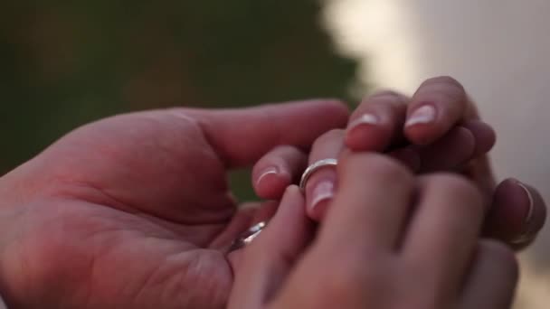Свадебные кольца макро крупным планом надеть кольцо на палец белый золотой бриллиант ювелирные изделия — стоковое видео