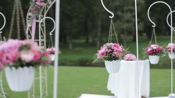 Bröllop dekorationer från röda blommor ceremoni floristik — Stockvideo