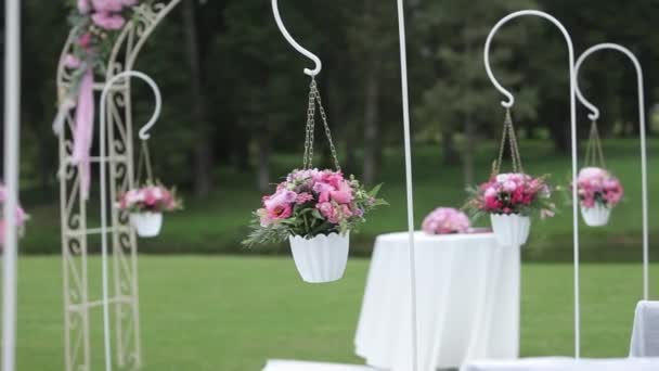 Hochzeitsdekorationen aus roten Blumen Zeremonie Floristik — Stockvideo