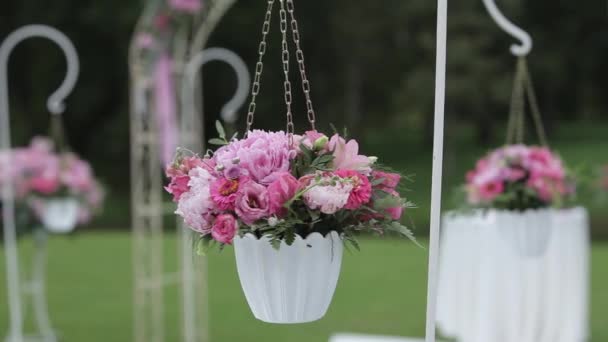 Wedding decorations from red flowers ceremony floristics — Stock Video