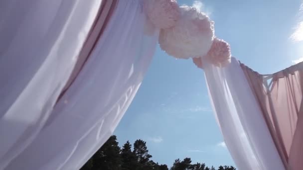 Decorações de casamento de flores brancas e vermelhas cerimônia florística perto do mar — Vídeo de Stock