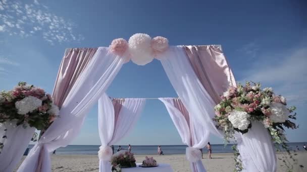 Wedding decorations from white and red flowers ceremony floristics near the sea — Stock Video