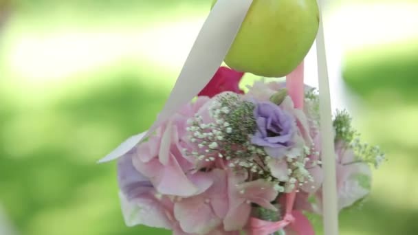 Свадебные украшения из белого и красного цветов церемонии флористики — стоковое видео