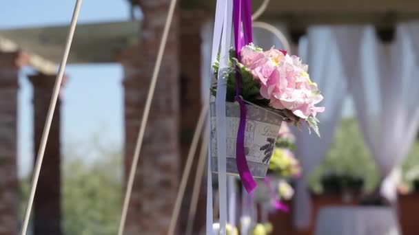 Düğün süslemeleri beyaz ve kırmızı çiçekler töreni floristics üzerinden — Stok video