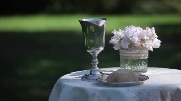Свадебные украшения из белых цветов церемонии флористики — стоковое видео