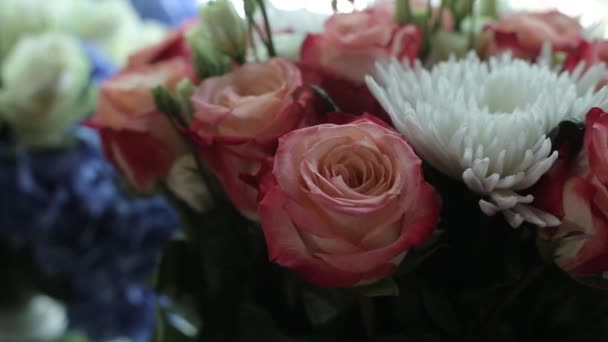 Huwelijksdecoratie van witte en rode bloemen ceremonie Floristiek — Stockvideo