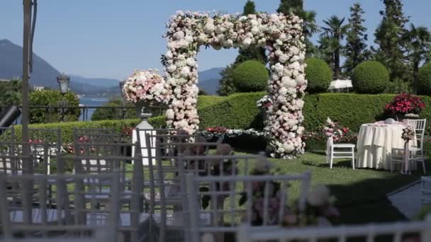 Huwelijksdecoratie van witte en rode bloemen ceremonie Floristiek — Stockvideo