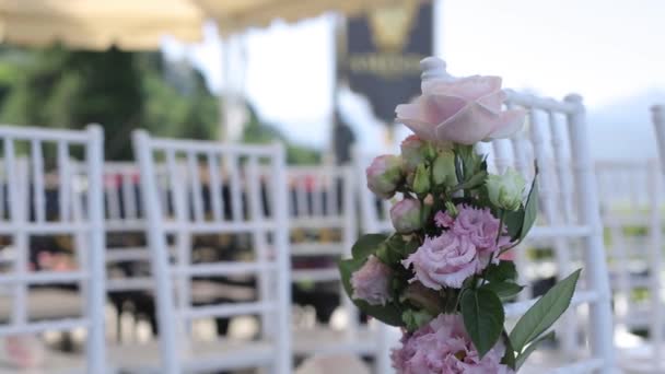 Bröllop dekorationer från vita och röda blommor ceremoni floristik — Stockvideo