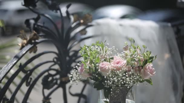 Decorações de casamento de flores brancas e vermelhas cerimônia florística — Vídeo de Stock