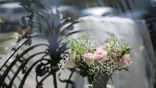 Decorações de casamento de flores brancas e vermelhas cerimônia florística — Vídeo de Stock