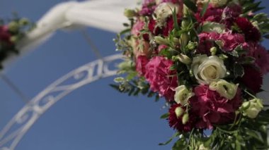 Düğün süslemeleri beyaz ve kırmızı çiçekler töreni floristics üzerinden