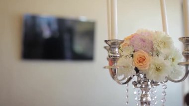 Düğün süslemeleri beyaz ve kırmızı çiçekler töreni floristics üzerinden