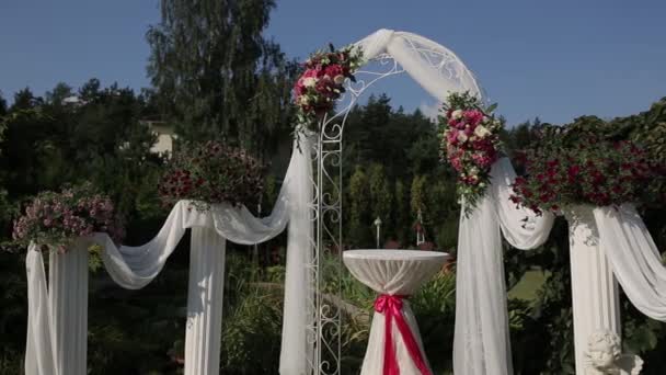 Bröllop dekorationer från vita och röda blommor ceremoni floristik — Stockvideo