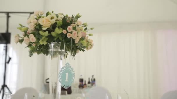 Svatební dekorace z bílé a červené květy slavnostní floristika — Stock video