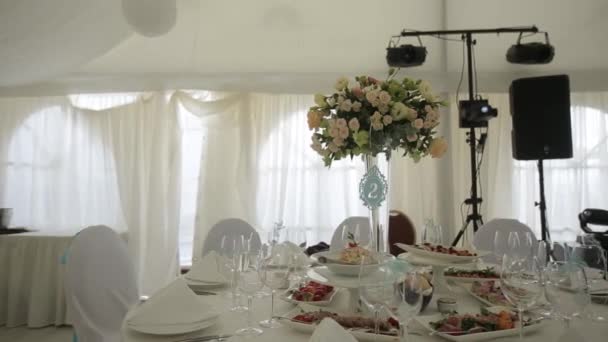 Decorações de casamento de flores brancas e vermelhas cerimônia florística — Vídeo de Stock