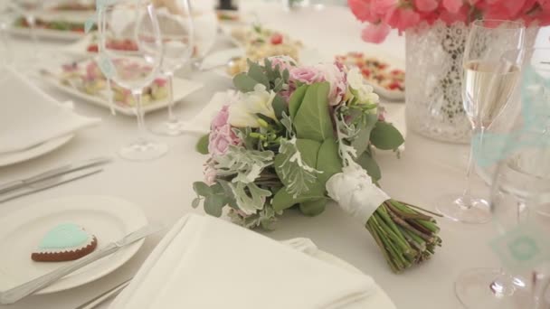 Decorações de casamento de flores brancas e vermelhas cerimônia florística — Vídeo de Stock