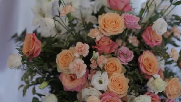 Huwelijksdecoratie van witte en rode bloemen ceremonie Floristiek — Stockvideo