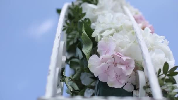 Huwelijksdecoratie van witte en rode bloemen ceremonie Floristiek — Stockvideo