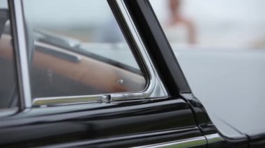 Vintage siyah eski araba iç, tekerlek ve pencere