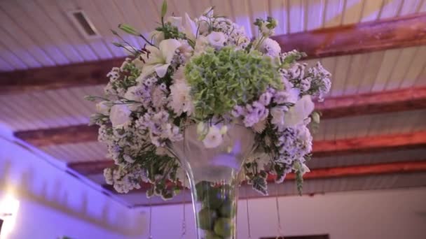 Op de tafel van een feestzaal met een houten plafond paars — Stockvideo