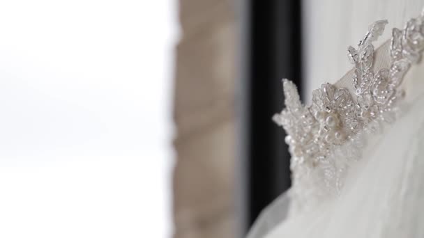 Robe de mariée blanche suspendue dans les fenêtres d'ouverture sur le balcon et des scènes de briques — Video