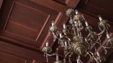 Bir Vintagechandelier üzerinde eski kale ahşap tavan