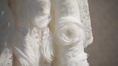 Gün törenden önce kalenin kapısında asılı beyaz gelinlik