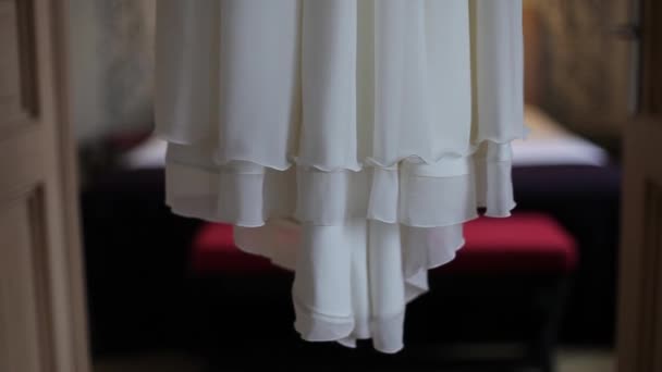 Vestido de novia blanco colgado en la puerta del castillo el día antes de la ceremonia — Vídeos de Stock