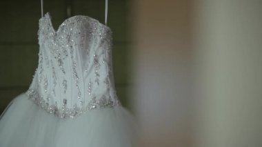 Beyaz gelinlik rhinestones ve odaya asılı taşlar ile