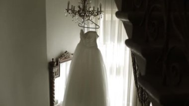 Merdivenlerin yanındaki otelin koridorda asılı beyaz gelinlik