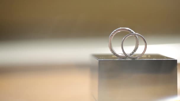 Anelli da sposa in argento nella scatola macro primo piano sparare diamanti gioielli — Video Stock